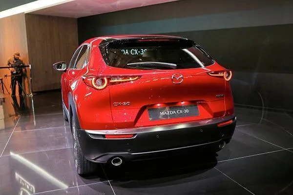 duoi-xe-mazda-cx-30-2020-muaxegiatot-vn